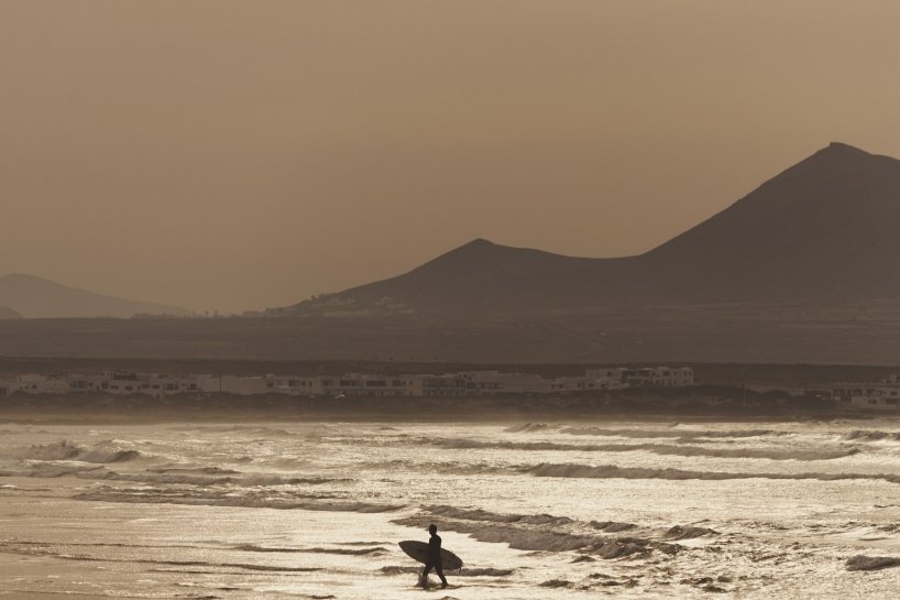 Surf y kitesurf en Famara